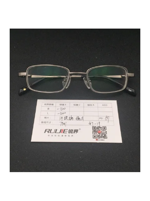 1.9超薄玻璃镜片 R:-1100 L:-1100 PD:67 镜框：7941（47-19）