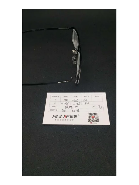 1.9超薄玻璃镜片 R:-1050/-225 L:-1075/-125 PD:70 镜框：9181（53-18）