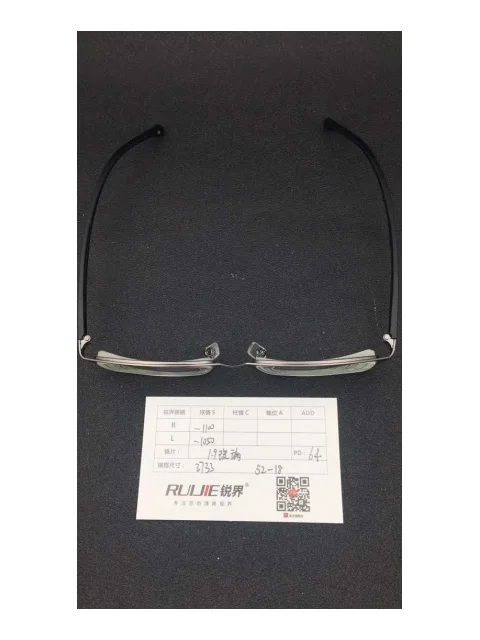 1.9超薄玻璃镜片 R:-1100 L:-1050 PD:64 镜框：3733（52-18）