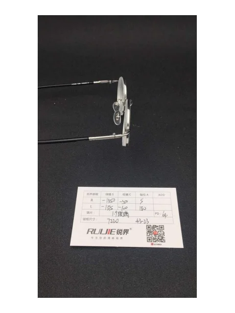 1.9超薄玻璃镜片 R:-1350/-50 L:--1375/-100 PD:64 镜框：7220（43-23）