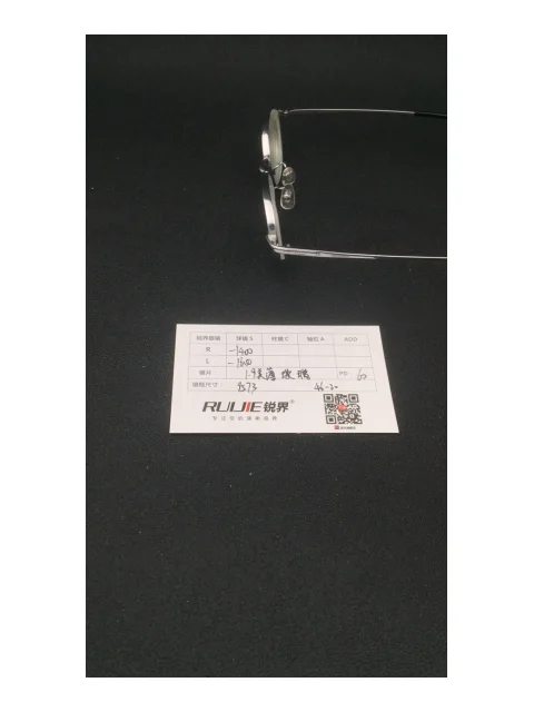 1.9超薄玻璃镜片 R:-1400L:-1600 PD:60镜框：9573（46-20）