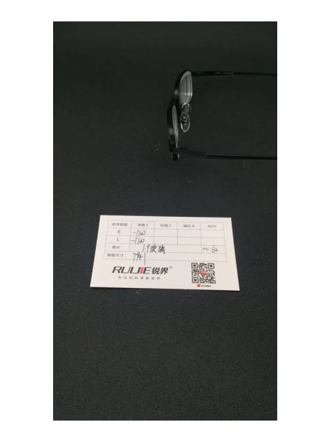 1.9超薄玻璃镜片 R:-1100 L:-1100 PD:60镜框：7941