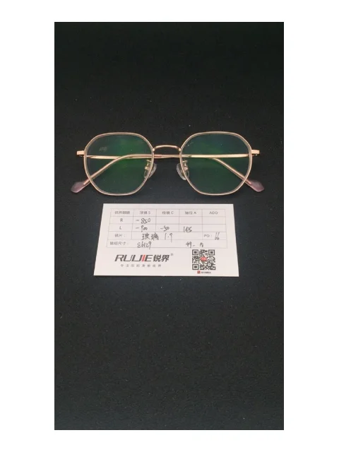 1.9超薄玻璃镜片 R:-850 L:-900/-50 PD:66镜框：86129（49-18）